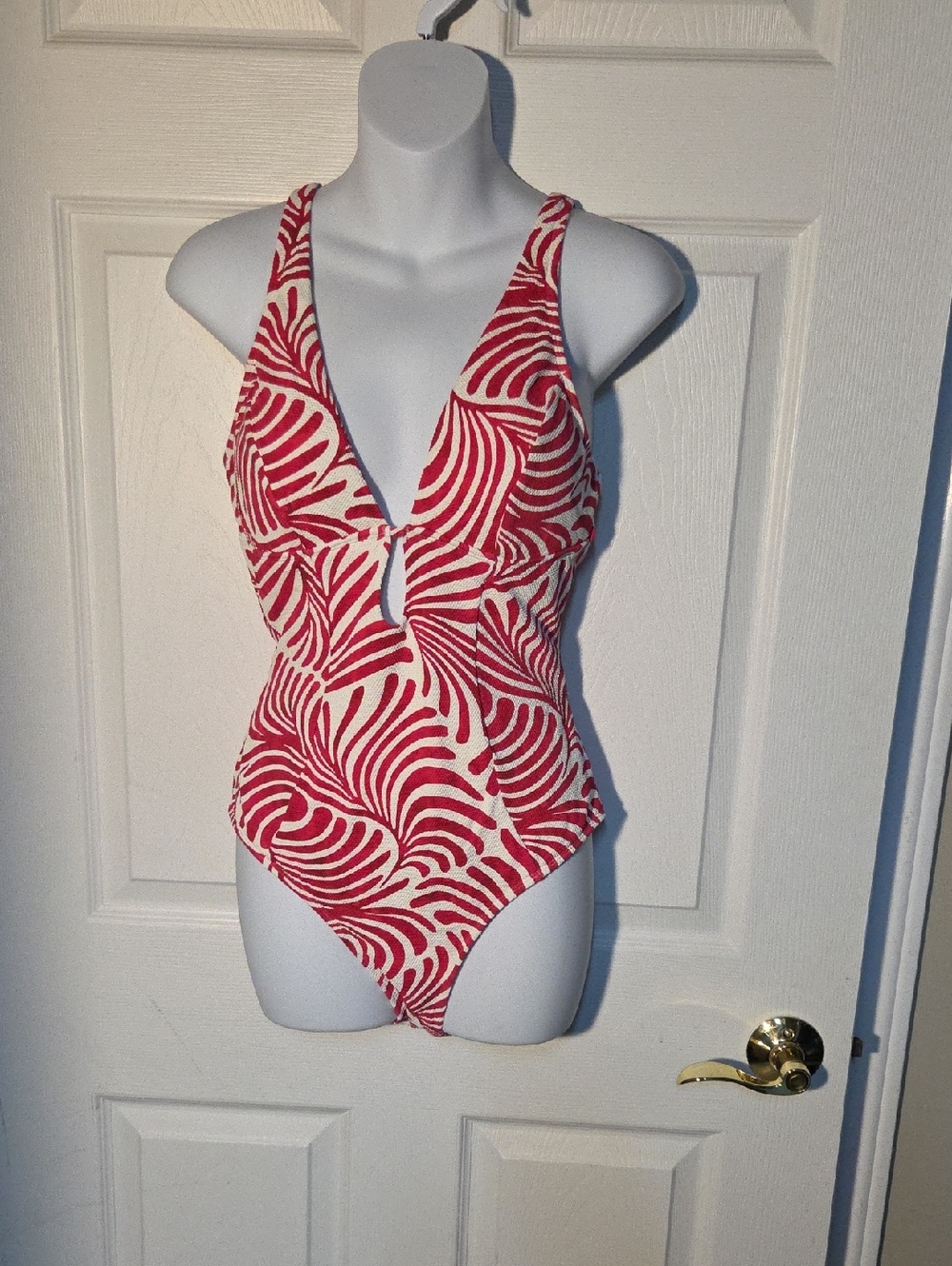 Cupshe Red and White Swirl One-Piece O-ring Back Detail Swimsuit NWT Sz M